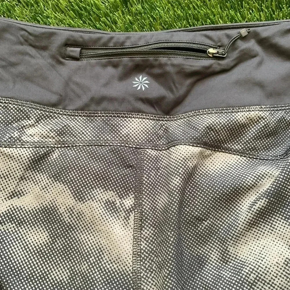Athleta Run with It Printed 3.5" Shorts Nebula Black Size XL - Picture 8 of 8
